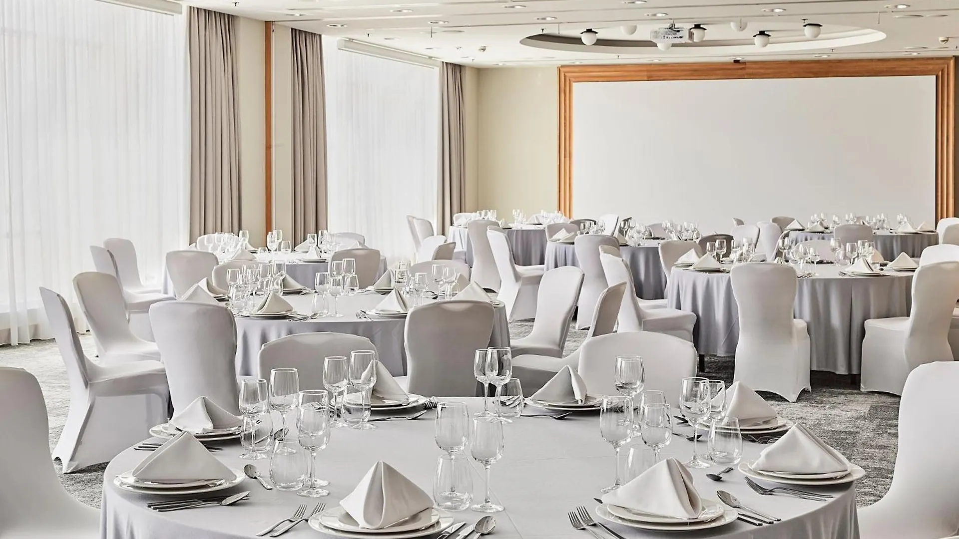 Sheraton Poznan Hotel 5*,  Polonia